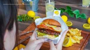 夏はガッツリお肉を塩レモンで！レモンバーガー【コートヤードバイマリオット新大阪ステーション】